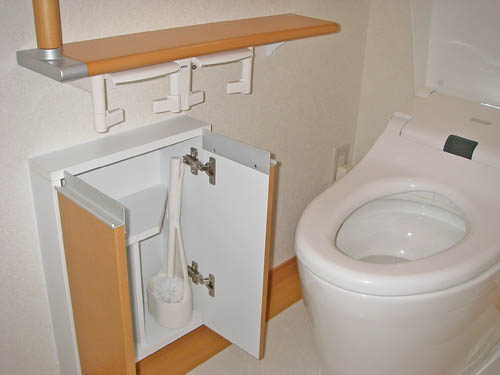 お掃除道具入れは、非常用のトイレットペーパーが二個収容可能なので、座ったまま取り換え可能！